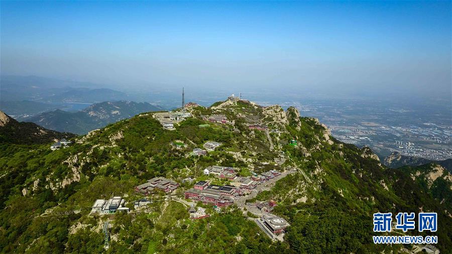 这是5月20日无人机拍摄的泰山风景。 泰山位于中国山东省的中部，主峰玉皇顶海拔1545米。初夏的泰山，风景如画，吸引游客前来参观游览。 新华社记者郭绪雷摄