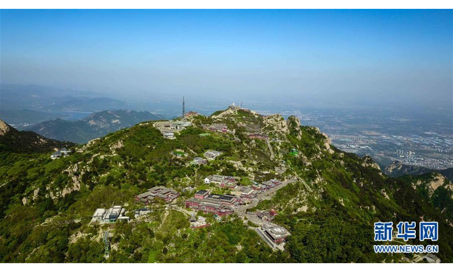 这是5月20日无人机拍摄的泰山风景。 泰山位于中国山东省的中部，主峰玉皇顶海拔1545米。初夏的泰山，风景如画，吸引游客前来参观游览。 新华社记者郭绪雷摄