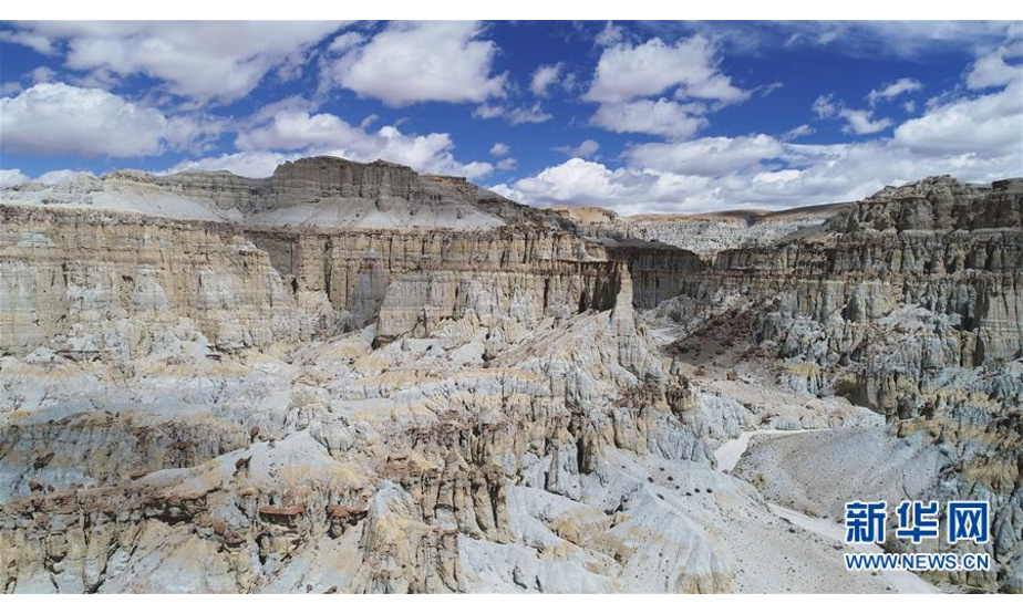 从空中鸟瞰西藏阿里地区札达县“五彩土林”（9月11日无人机拍摄）。 西藏阿里地区素有“世界屋脊的屋脊”之称，平均海拔4000米以上。这里河流纵横、湖泊密布、土林林立。从空中鸟瞰阿里大地，呈现出一幅幅独特的美景。 新华社记者 普布扎西 摄