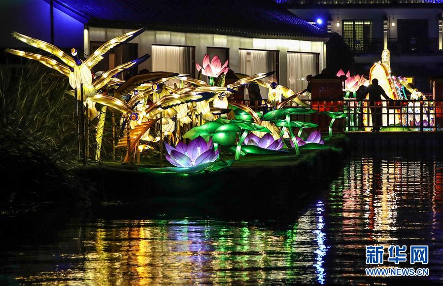 9月12日在昆山周庄古镇拍摄的花灯。新华社记者 杨磊 摄