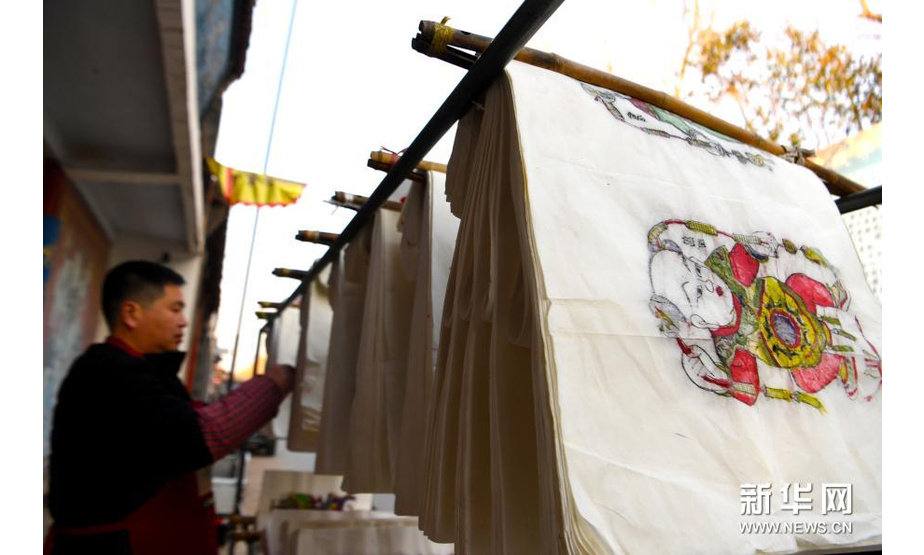1月19日，开封市朱仙镇的年画艺人在晾晒木版年画。新华社记者 郝源 摄