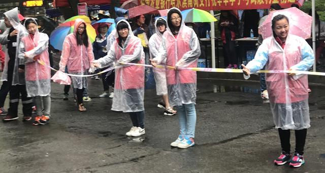 高校志愿者服务队冒雨为考生服务