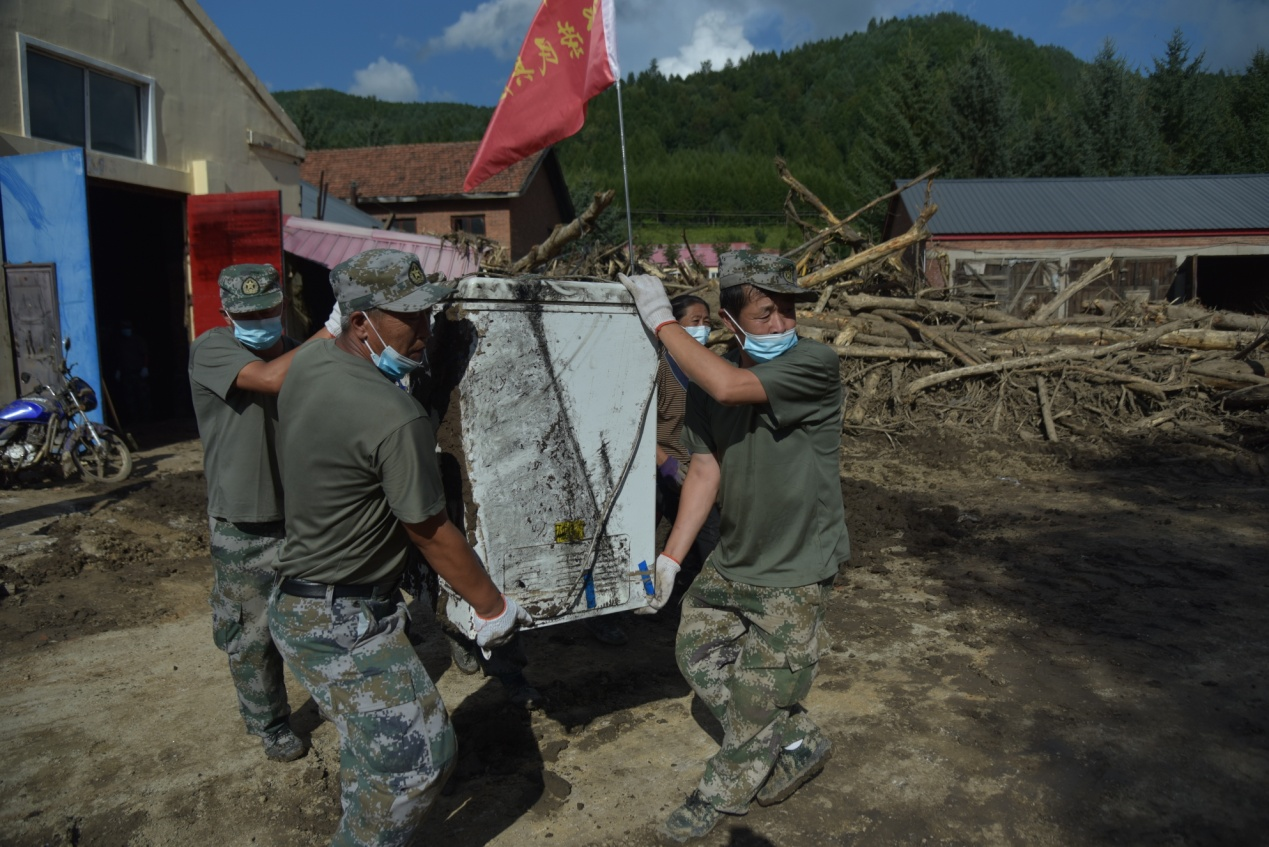 黑龙江省牡丹江军分区官兵民兵持续奋战在灾后重建一线