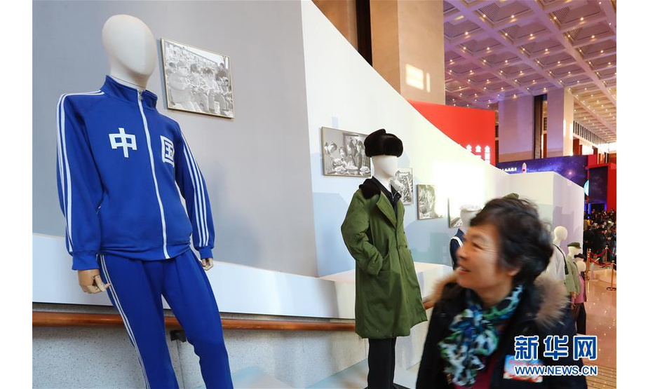 12月18日，参观者在展览上参观服装展台。 截至当日，在中国国家博物馆举行的“伟大的变革——庆祝改革开放40周年大型展览”累计参观人数突破160万人次。 新华社记者 张玉薇 摄
