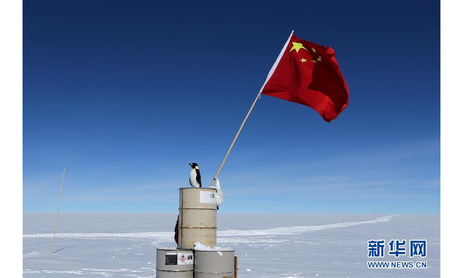 1月16日，一面崭新的国旗在南极冰盖之巅飘扬。

　　当日，中国第35次南极科考队昆仑队队员来到海拔4093米的南极冰盖最高点冰穹A，在南极冰盖之巅换上了一面崭新的国旗。

　　新华社记者刘诗平 摄

