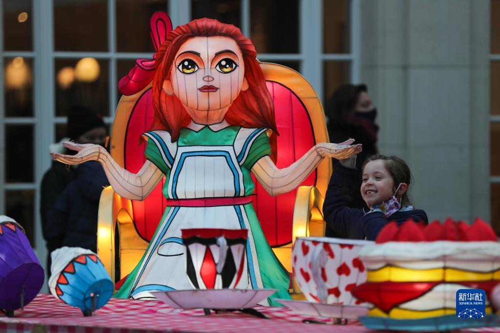 1月12日，一名小游客在比利时安特卫普动物园举行的第六届“中国花灯节”上与花灯装置合影。

　　近日，比利时安特卫普动物园举行的第六届“中国花灯节”吸引了周边地区的大批游客。此次花灯节以欧洲童话“爱丽丝梦游仙境”为主题，由中外艺术家合作设计制造的130件大型花灯装置将安特卫普动物园装扮成了奇幻的童话世界。

　　新华社记者 郑焕松 摄