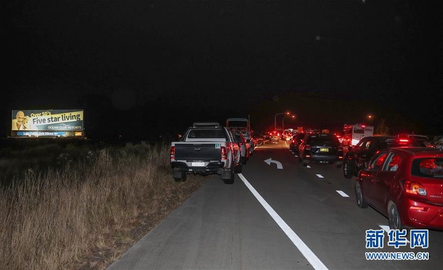11月10日夜间，在澳大利亚新南威尔士州塔里附近道路上，由于山火封路，当地居民驾车排队等待前往避难所。 新华社记者 白雪飞 摄