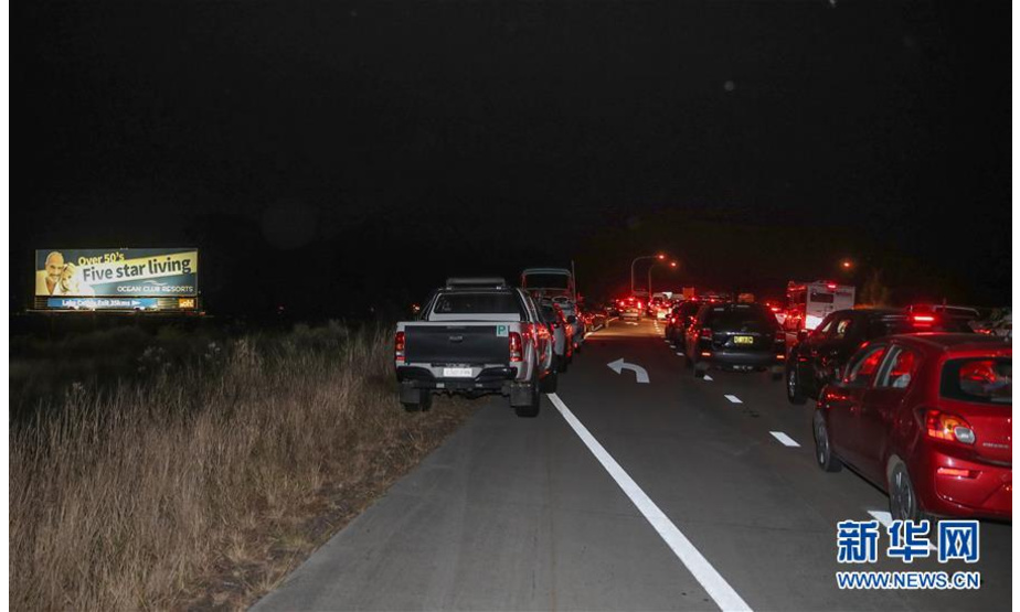 11月10日夜间，在澳大利亚新南威尔士州塔里附近道路上，由于山火封路，当地居民驾车排队等待前往避难所。 新华社记者 白雪飞 摄