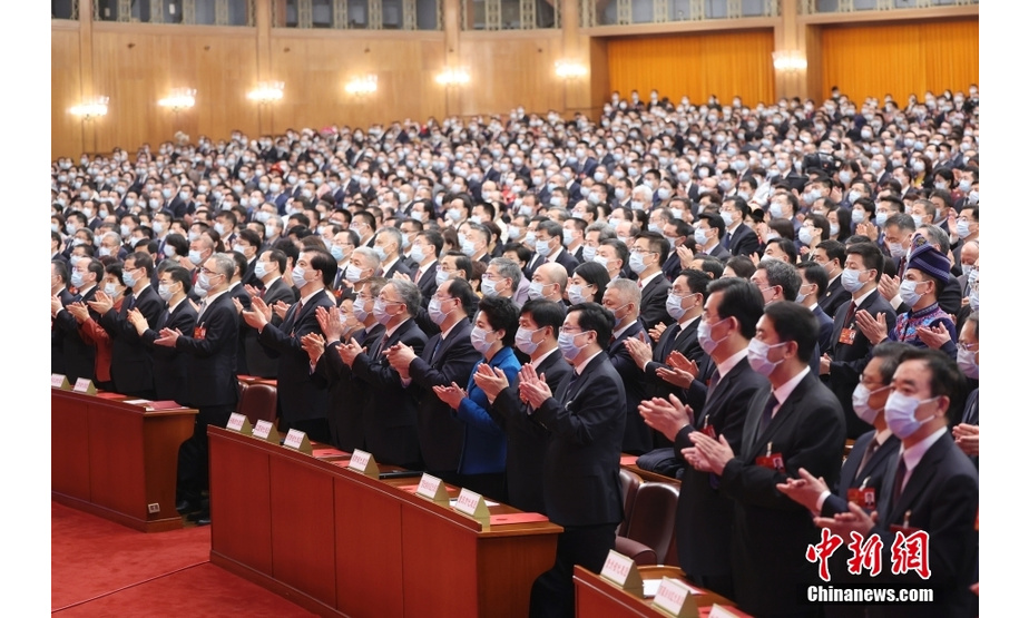 中新社记者 盛佳鹏 摄。3月13日，十四届全国人大一次会议在北京人民大会堂举行闭幕会。