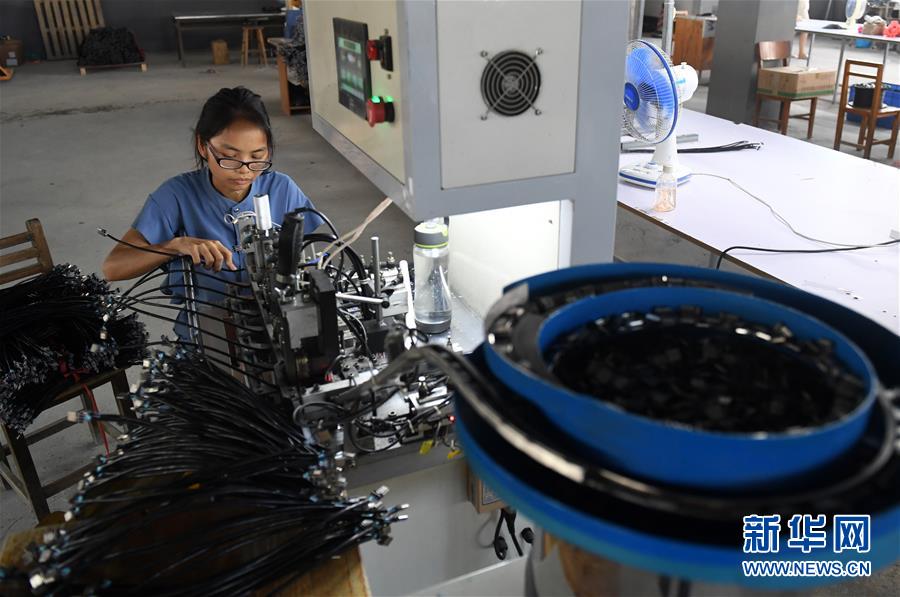 8月15日，当地妇女在广西大化文江六也电子厂工作。 广西大化瑶族自治县在脱贫攻坚中，在加大易地扶贫搬迁安置点建设力度的同时，加强安置点扶贫车间建设。目前，全县在乡镇安置点已建成7个扶贫车间，可提供超过500个就业岗位，帮助搬迁群众实现就近就业，增收脱贫。 新华社记者 陆波岸 摄