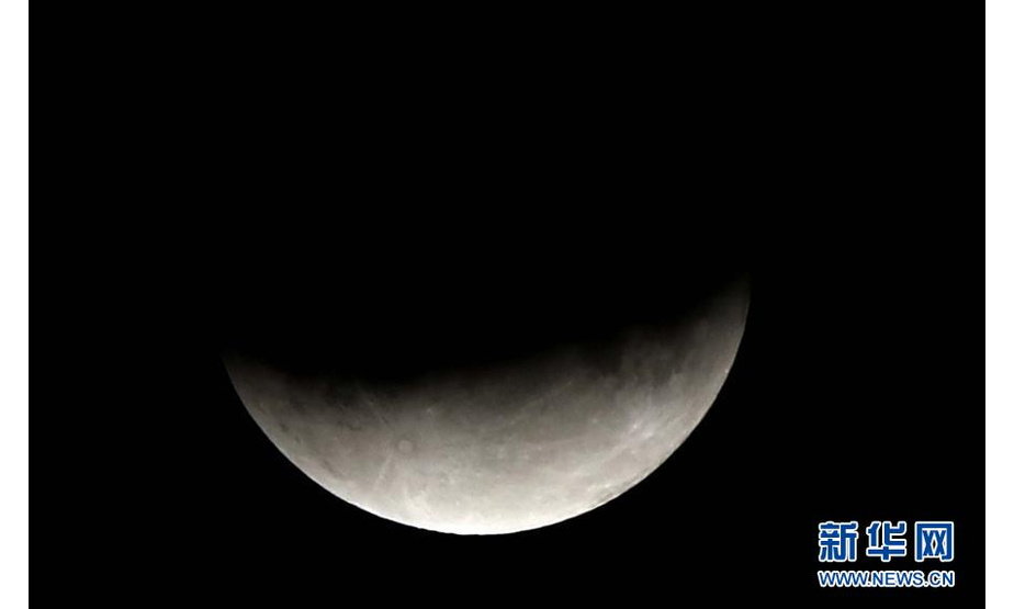 这是7月17日在约旦安曼拍摄的月偏食。 新华社发（穆罕默德·阿布·高希 摄）