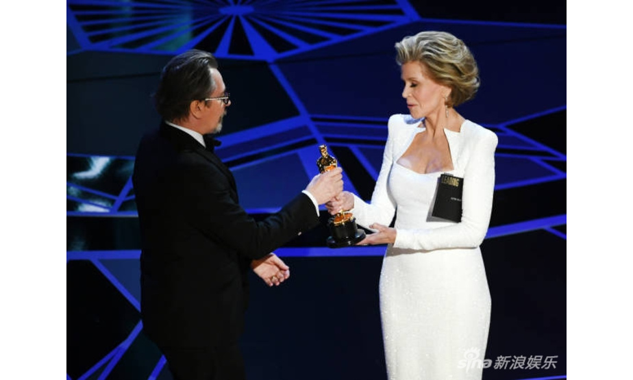  海伦·米伦、简·方达为本届奥斯卡最佳男主角加里·奥德曼颁奖。