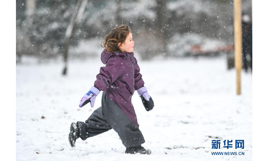 1月17日，在德国法兰克福，一名孩子在一处公园的雪地上奔跑。

　　当日，德国法兰克福市降雪。不少家长带着孩子来到户外，尽享雪趣。

　　新华社记者逯阳摄