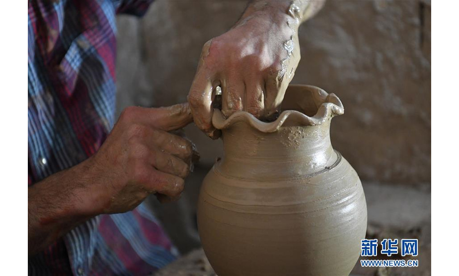 6月5日，在叙利亚霍姆斯，扎卡莱亚·卡尔库什在作坊内制作陶器。 新华社发（阿马尔摄）
