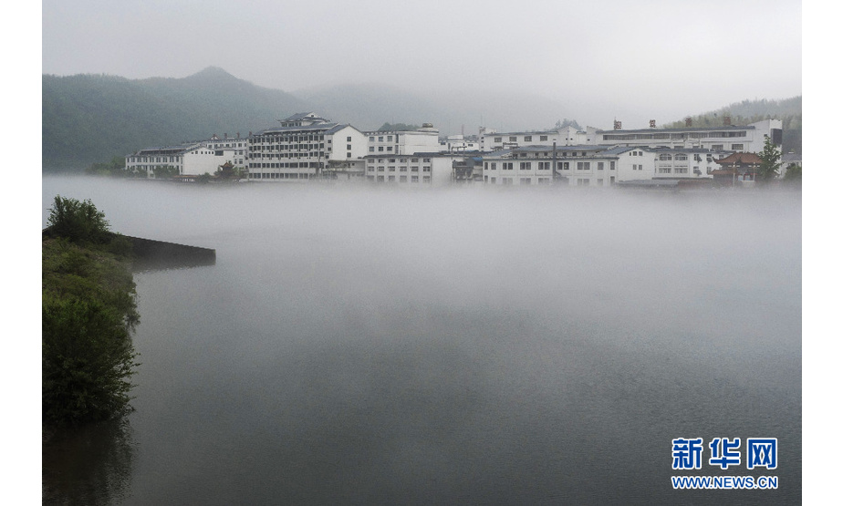  4月23日，东淠河上现平流雾景观。新华网发（徐程 摄）