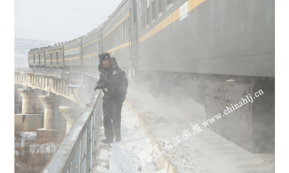 《风雪之间》齐齐哈尔铁路公安处漠河站派出所民警巡线。