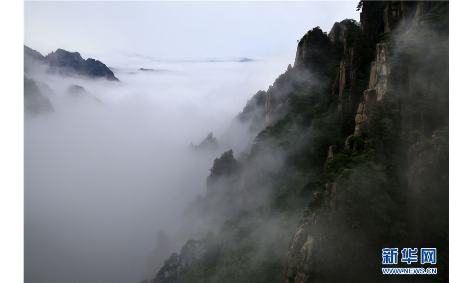 9月2日，在黄山风景区拍摄的的云海景观。