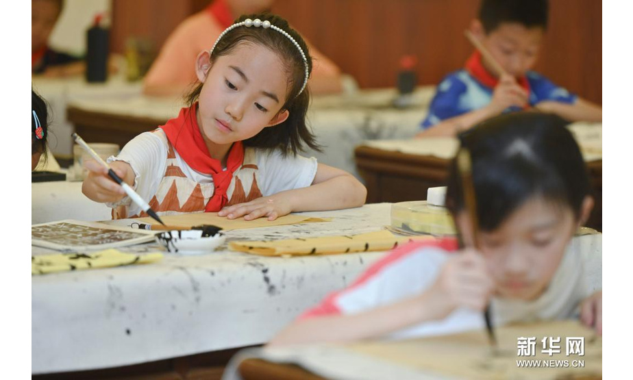 5月11日，在福州市乌山小学，学生在参加课后书法兴趣班。新华社记者 宋为伟 摄