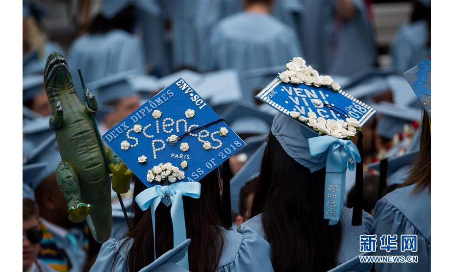 5月16日，在美国纽约，毕业生头戴个性化装饰的帽子参加哥伦比亚大学毕业典礼。当日，哥伦比亚大学举行2018年毕业典礼，学生、教职人员和毕业生家属等逾3.5万人参加。2018年哥伦比亚大学的毕业生超过1.5万名。新华社发（郭克摄）