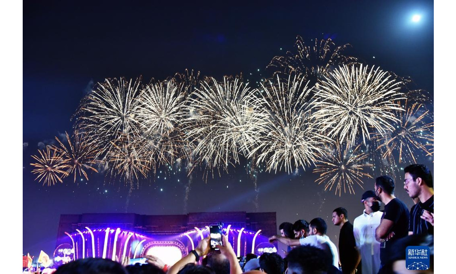 10月20日晚，人们在沙特阿拉伯首都利雅得参加“利雅得狂欢季2021”开幕庆祝活动。

　　当晚，沙特阿拉伯首都利雅得举行活动，以花车游行、无人机表演、烟花秀等形式拉开“利雅得狂欢季2021”的序幕。利雅得狂欢季是沙特促进经济社会多样性举措的一部分，系列活动将持续到2022年3月。

　　新华社记者 胡冠 摄