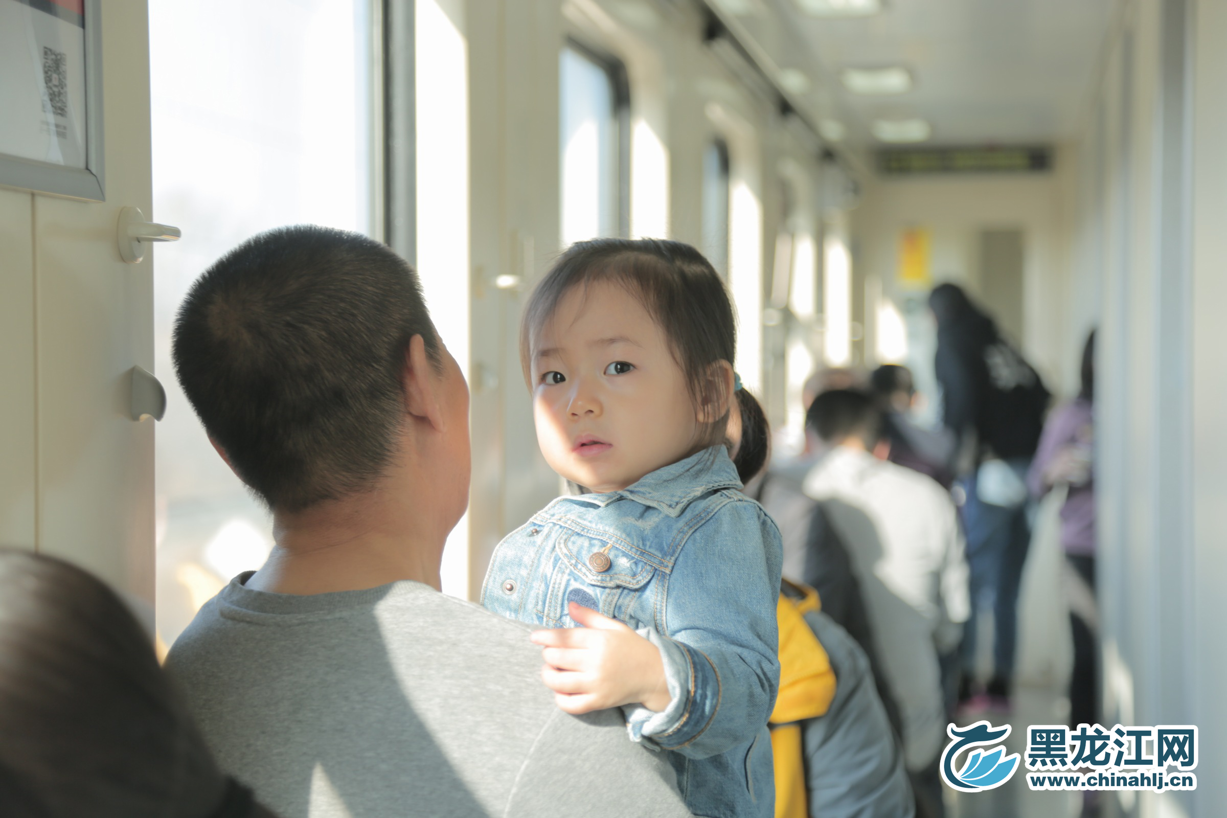小女孩好奇的望向记者的镜头..... 石启立 摄