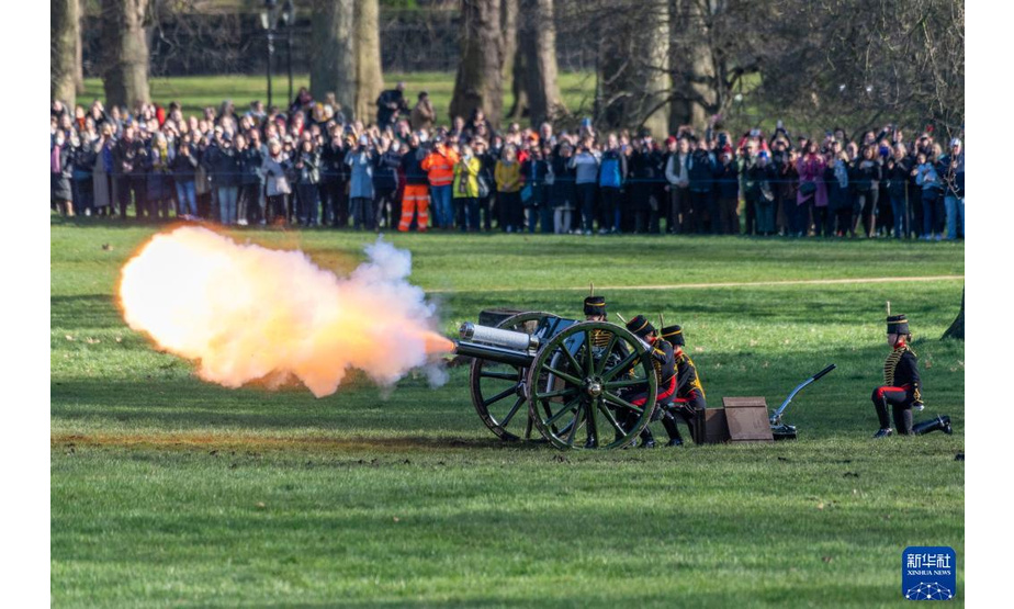 2月7日，英国士兵在伦敦白金汉宫旁的格林公园鸣放礼炮，庆祝女王伊丽莎白二世登基70周年。

　　伊丽莎白二世1952年在其父乔治六世国王病逝后，于当年2月6日登基。

　　新华社发（雷伊·唐摄）