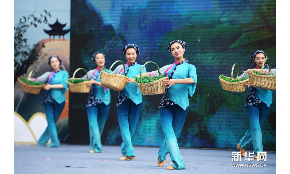 3月18日，演员在重庆大足“古龙秀叶香”首届茶文化节开幕式上表演。新华社记者 王全超 摄