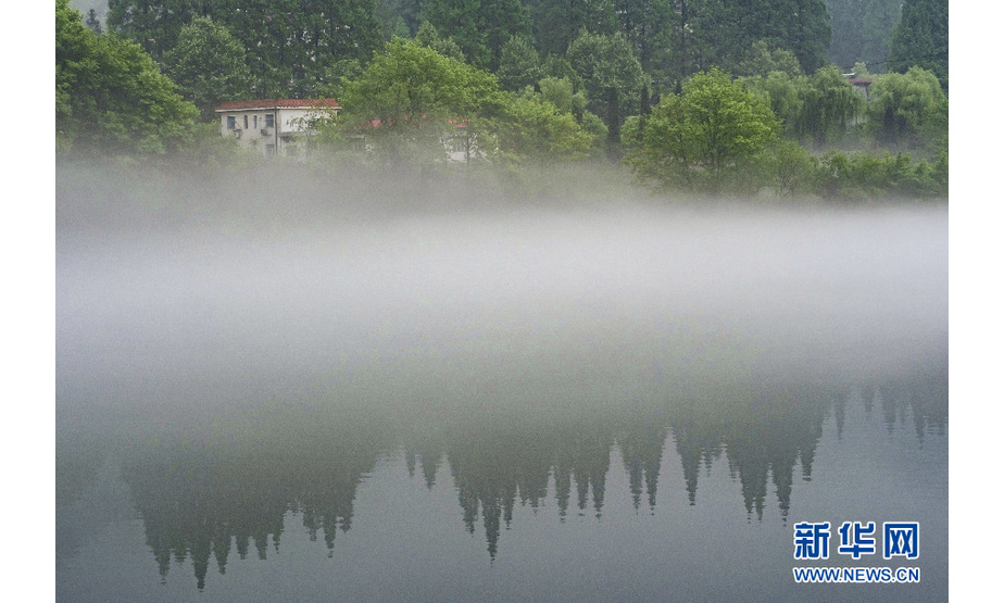 4月23日，东淠河上现平流雾景观。新华网发（徐程 摄）
