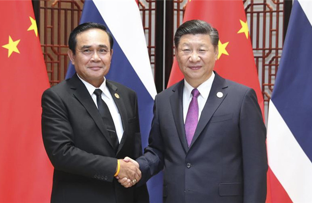 习近平会见泰国总理