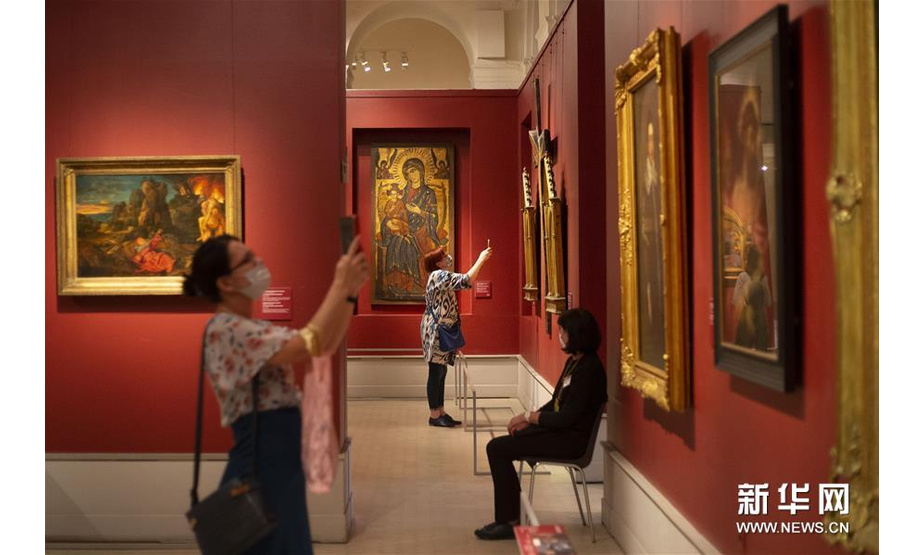 7月10日，人们在俄罗斯首都莫斯科的普希金造型艺术博物馆内参观。新华社发（亚历山大摄）