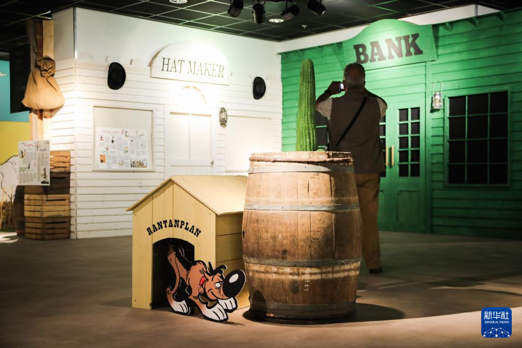 9月16日，参观者在比利时布鲁塞尔观看《幸运的卢克》主题漫画展。