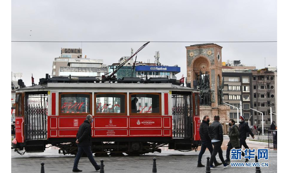 2月25日，在土耳其伊斯坦布尔的塔克西姆广场，行人从有轨电车前走过。

　　土耳其国家统计局日前公布的数据显示，受新冠疫情影响，土耳其2020年旅游收入约为120亿美元，较上年减少近三分之二。

　　新华社记者 徐速绘 摄