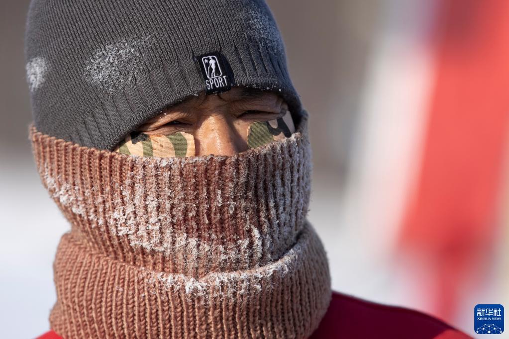 随着北京冬奥会临近，中国最北省份黑龙江省的冰雪运动氛围渐浓，越来越多人在这片广阔的黑土地走上冰场、雪道，化身“冰雪健将”，享受冰情雪趣。

　　从举办第一届全国冰上运动会到获得中国首个冬季运动项目世界冠军，再到每年带动千万人次参与冰雪运动……作为我国开展冰雪运动最早的省份之一，黑龙江不断推进冰雪体育发展，助力北京冬奥会，推动全民上冰雪。

　　迄今为止，在我国获得的13枚冬奥会金牌中，有8枚是由黑龙江培养、输送的运动员所获得，还有1枚短道速滑接力金牌，队中主力王濛即是黑龙江人。黑龙江省连续开展40余年的“百万青少年上冰雪”活动，激发了一代代青少年的冰雪运动热情，更为我国冰雪体育运动发展培养了大批后备人才。

　　图为滑冰爱好者在黑龙江省七台河市桃山区一处冰场滑冰（1月12日摄）。

　　新华社记者 张涛 摄