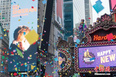 当地时间12月29日，美国纽约时报广场举行跨年夜彩屑效果测试。该测试由时报广场联盟和倒数计时娱乐公司举办。在时报广场的跨年夜活动上，当零点到来时，伴随彩色水晶球的降落，数千万张写满民众心愿的彩色纸屑将从高空撒下。 中新社记者 王帆 摄