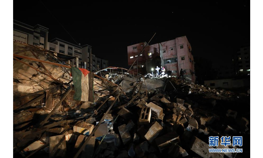 3月25日，巴勒斯坦人在加沙城查看以色列军队空袭后的建筑废墟。 新华社发（亚西尔摄）