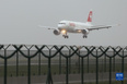 11月30日，一架瑞士国际航空的航班即将降落在比利时布鲁塞尔附近的扎芬特姆机场。<br/><br/>　　新冠病毒奥密克戎变异株正在全球引发高度关注。世界卫生组织11月29日说，新冠变异病毒奥密克戎毒株在全球范围造成感染病例激增的风险“非常高”，并可能给部分地区带来“严重后果”。目前，多个国家和地区陆续通报发现奥密克戎毒株感染或疑似病例。新华社记者 郑焕松 摄