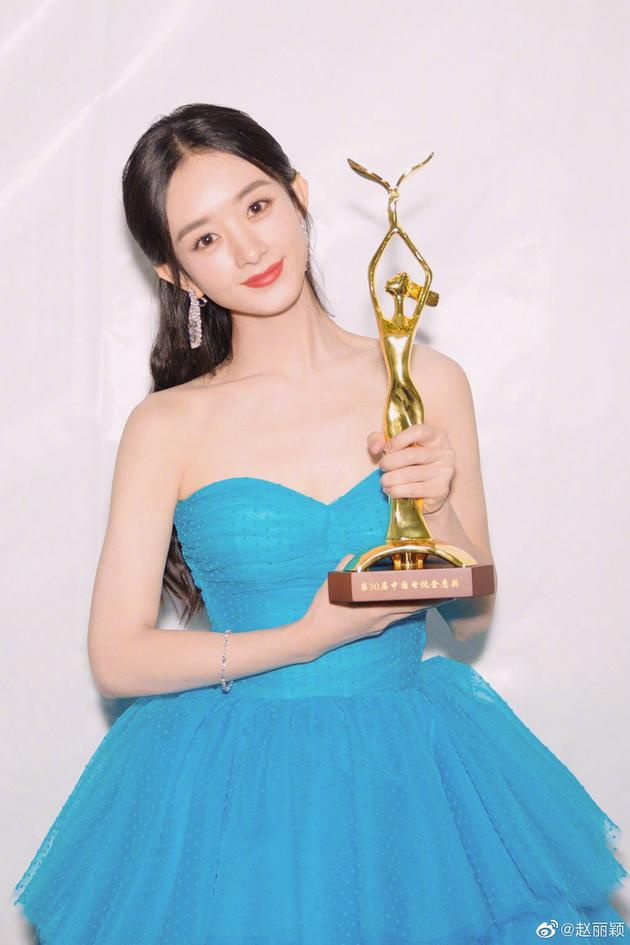金鹰观众喜爱女演员赵丽颖开心捧奖杯称继续努力