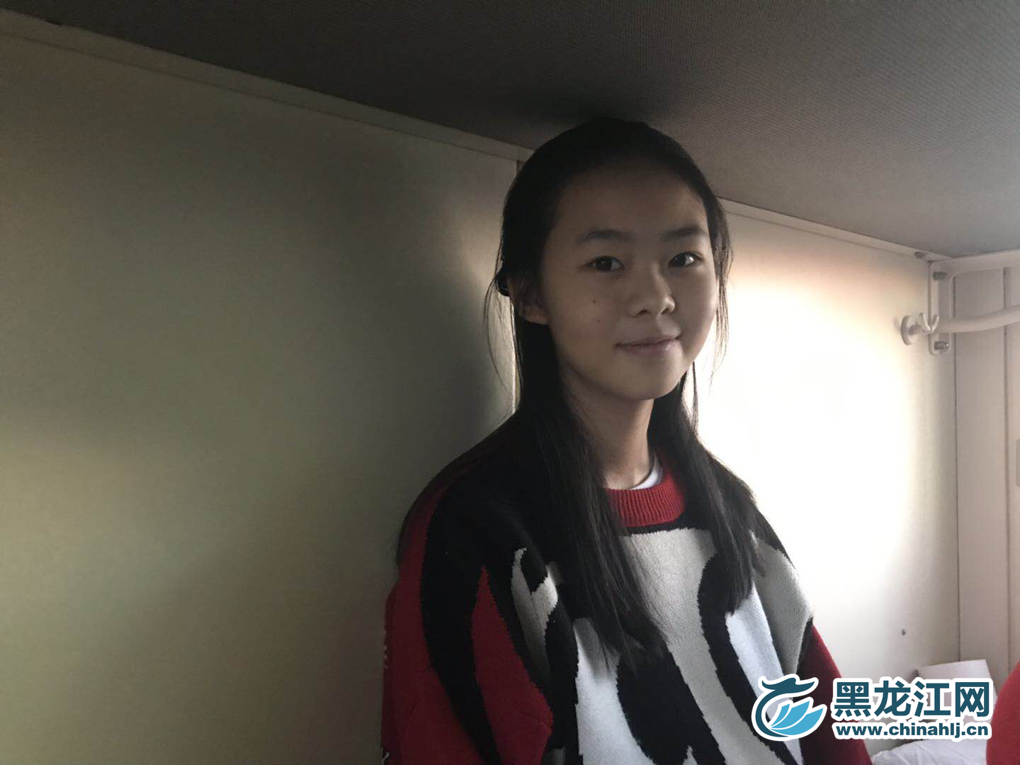 图片有些暗，笑容却比光灿烂。 宋菲 摄