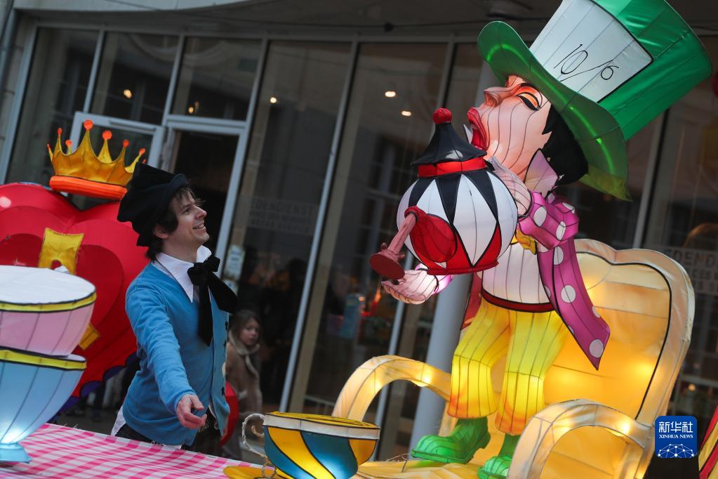 这是1月12日在比利时安特卫普动物园举行的第六届“中国花灯节”上拍摄的花灯装置。

　　近日，比利时安特卫普动物园举行的第六届“中国花灯节”吸引了周边地区的大批游客。此次花灯节以欧洲童话“爱丽丝梦游仙境”为主题，由中外艺术家合作设计制造的130件大型花灯装置将安特卫普动物园装扮成了奇幻的童话世界。

　　新华社记者 郑焕松 摄