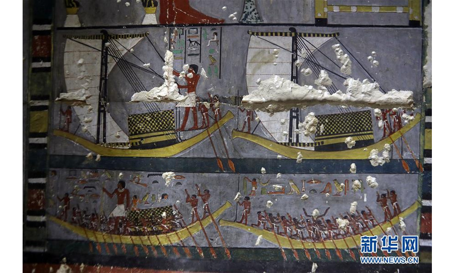 这是4月13日在埃及首都开罗以南约30公里的塞加拉地区拍摄的贵族墓葬内部壁画。13日，埃及文物部组织媒体参观了近日在首都开罗以南约30公里的塞加拉地区发现的一座第五王朝时期的贵族墓葬。埃及文物部发布的声明说，该金字塔位于杰德卡雷金字塔旁，是迄今为止发现的古王国时期最大的王后金字塔。 新华社发（艾哈迈德·戈马摄）