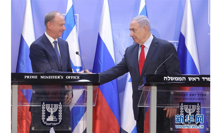6月24日，在耶路撒冷以色列总理办公室，以色列总理内塔尼亚胡（右）和俄罗斯联邦安全会议秘书帕特鲁舍夫发表声明。 以色列、美国和俄罗斯三国负责国家安全的官员24日开始在耶路撒冷就叙利亚问题举行三方会议。以色列媒体此前报道称，会议将持续至26日，主要讨论伊朗在叙利亚的军事存在问题。 新华社/基尼图片社