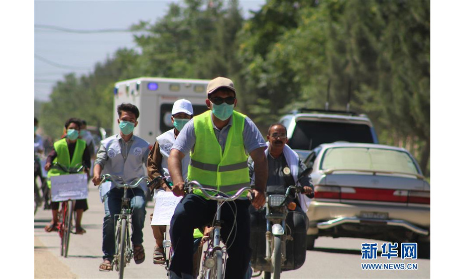 2020年5月31日，在阿富汗希比尔甘，人们通过骑行的方式迎接即将到来的世界环境日。 6月5日是第47个联合国世界环境日，今年的主题为“关爱自然 刻不容缓”。 新华社发（穆罕默德·贾恩·阿里亚摄）