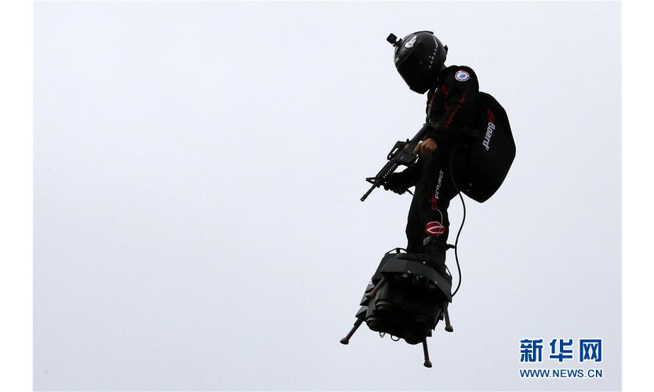 这是7月14日在法国巴黎举行的国庆阅兵仪式上拍摄的操作飞行器的“钢铁侠”。新华社发（杰克·陈摄）
