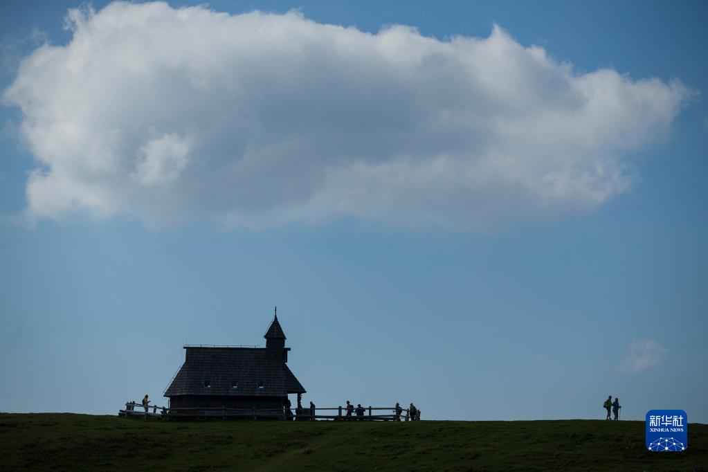 9月8日，游客参观斯洛文尼亚维利卡普拉尼那高地牧场上的教堂。

　　位于斯洛文尼亚北部的维利卡普拉尼那高地是欧洲现存最大的牧民定居点，早在中世纪已有牧民定居。每到夏季，该地独特的高原牧场风景和传统的牧民生活习俗吸引大批徒步旅行爱好者到此观光。

　　新华社发（泽利科·斯特凡尼奇摄）