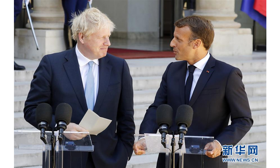 8月22日，在法国总统府爱丽舍宫，法国总统马克龙（右）与英国首相鲍里斯·约翰逊发表联合声明。 这是鲍里斯·约翰逊就任英国首相后首次出访法国。 新华社发（杰克·陈摄）