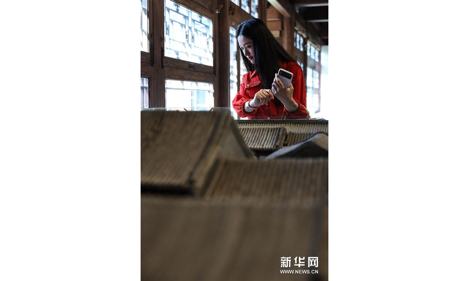 9月5日，一名观众在参观四合院模型。当日，作为第十届北京国际设计周东城分会场朝阳门站活动，以“为人民设计5.0：可持续社区”为主题的活动在北京史家胡同博物馆开幕。 新华社记者 孟鼎博 摄