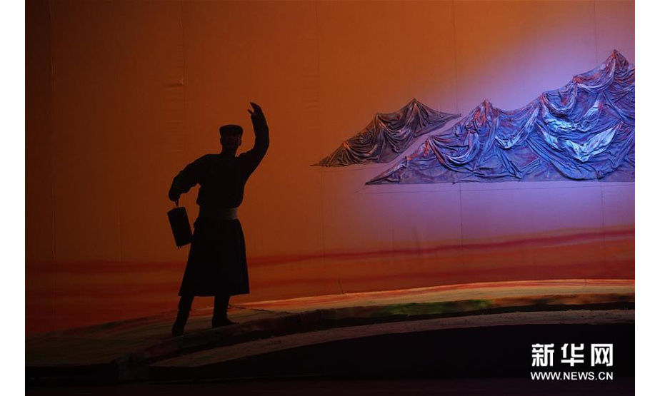 7月22日，在内蒙古苏尼特右旗，苏尼特右旗乌兰牧骑演员表演舞台剧“朱日和情”。 当日，由内蒙古苏尼特右旗乌兰牧骑历时3个月编排而成的现实题材民族舞台剧“朱日和情”在苏尼特右旗上演。该剧以蒙古族民族歌曲、舞蹈、曲艺为载体，呈现出几十年前真实发生在朱日和草原上的军民故事，是一部接地气又有创新的民族舞台剧。苏尼特右旗乌兰牧骑成立于1957年，多年来该团体先后创作出各类文艺作品2400多部。先后被授予“全国双服务先进乌兰牧骑”等光荣称号。 新华社记者 才扬 摄
