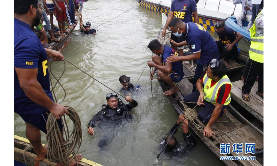 孟加拉国首都达卡布里甘加河水域29日上午发生沉船事故，搭载50至60名乘客的渡船与另一艘渡船相撞后沉没，救援人员现已打捞起24具遇难者遗体。 新华社发