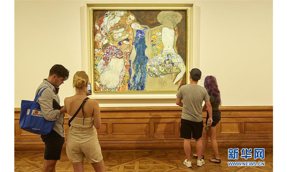 7月1日，人们在奥地利维也纳的上美景宫博物馆观看画家古斯塔夫·克利姆特的《新娘》。 当日，上美景宫博物馆在疫情解封后重新开门迎客。 新华社发（乔治斯·施耐德摄）