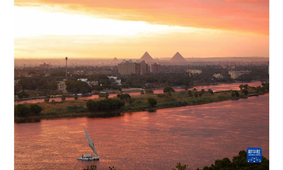 1月26日，一艘帆船行驶在埃及开罗日落时分的尼罗河上。

　　新华社记者 隋先凯 摄